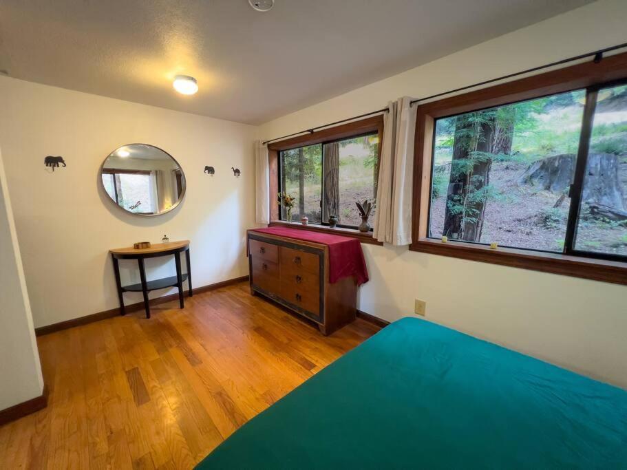Little House In The Redwoods With A Hot Tub! Appartement Garberville Buitenkant foto